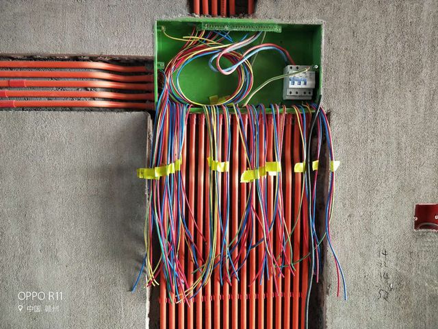 10總電箱進線裝鎖扣做臨時線路標識，方便后期使用.jpg