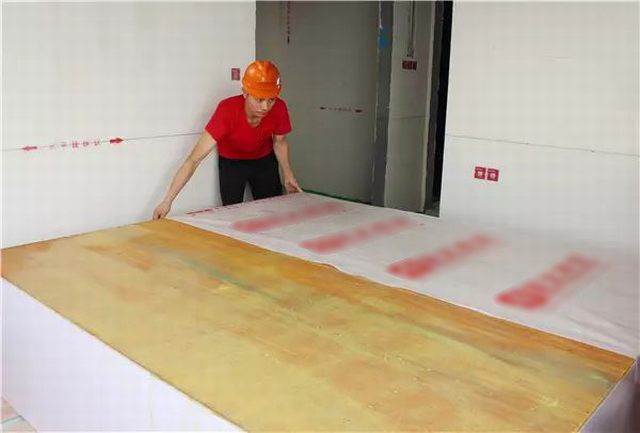 1558055329404117.jpg 9現場制作柜體背板做好防潮棉,邊上伸出8公分為宜.jpg