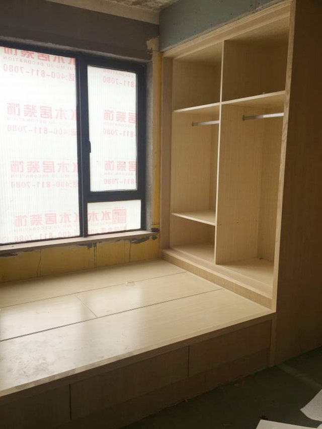 1558055369117671.jpg 13現場制作完的衣柜及榻榻米.JPG