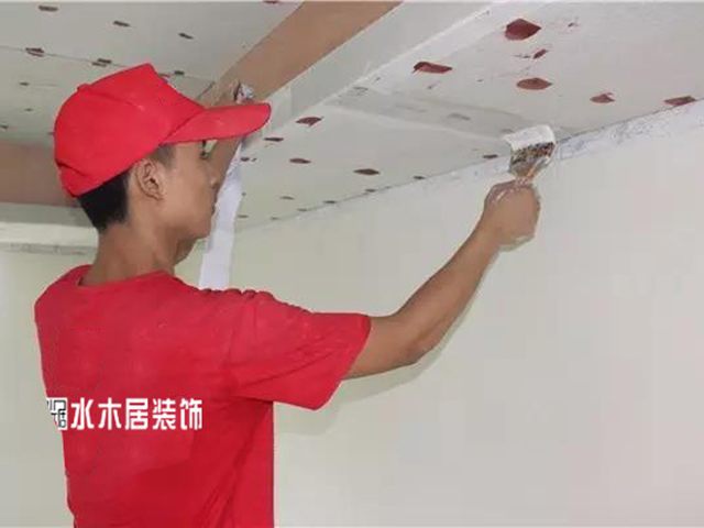 6石膏板吊頂刮灰前用防開(kāi)裂紙?zhí)幚砗檬喟褰涌p.jpg
