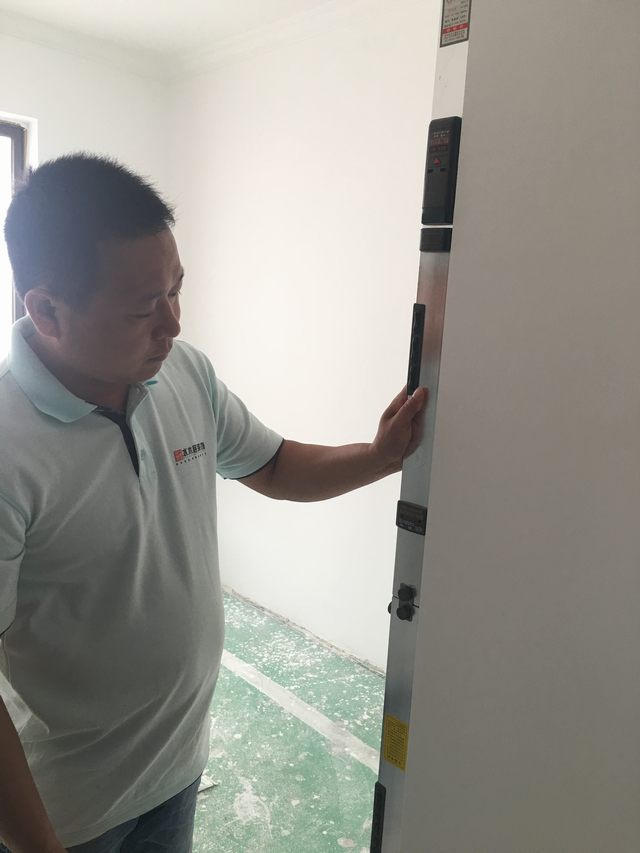11墻面刮完灰打完磨，用靠尺檢測(cè)陽(yáng)角的垂直度.jpg