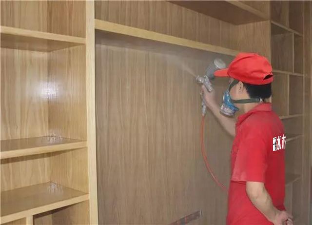 8噴槍距作業面為35-40mm左右，不能飛槍噴， 更不能貼面噴，霧化要均勻一致，不流掛.jpg