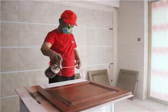 13噴槍距作業面為35-40mm左右，不能飛槍噴，更不能貼面噴，霧化要均勻一致，不流掛。第一遍干后再噴第二遍.jpg